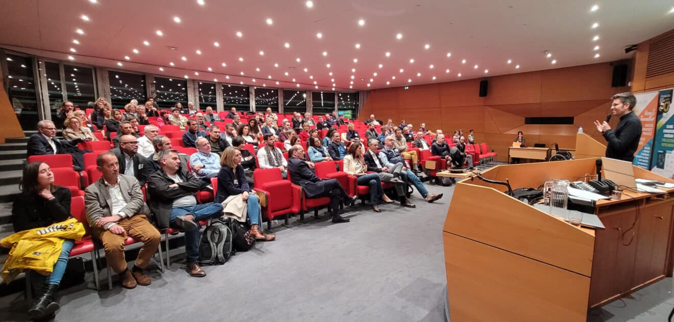 Adieu la performance, bonjour la robustesse : l’AG d’inovallée pose les jalons des 50 ans d’innovation à venir avec une conférence inspirante sur la 3e voie du vivant et la plantation symbolique de 2 chênes en présence des élus.