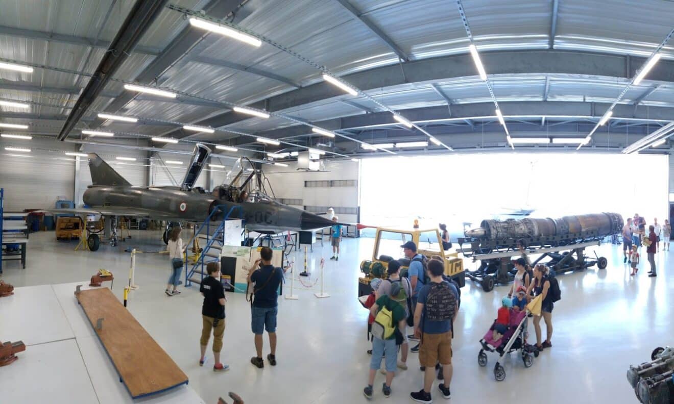 Zoom sur le LGM : l'un des lycées à forte proportion scientifique et technique de la région grenobloise avec une forte orientation en ingénierie portant des formations post-bac, un BTS Cybersécurité, une filière aéronautique et des étudiants en quête d’entreprises d’accueil !