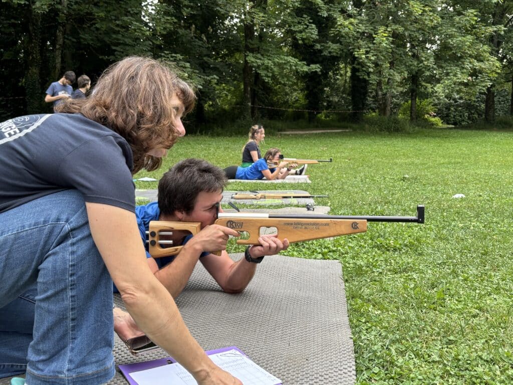 Olympiades teambuilding QVT inovallée technopole, epreuve tir à la carabine du biathlon