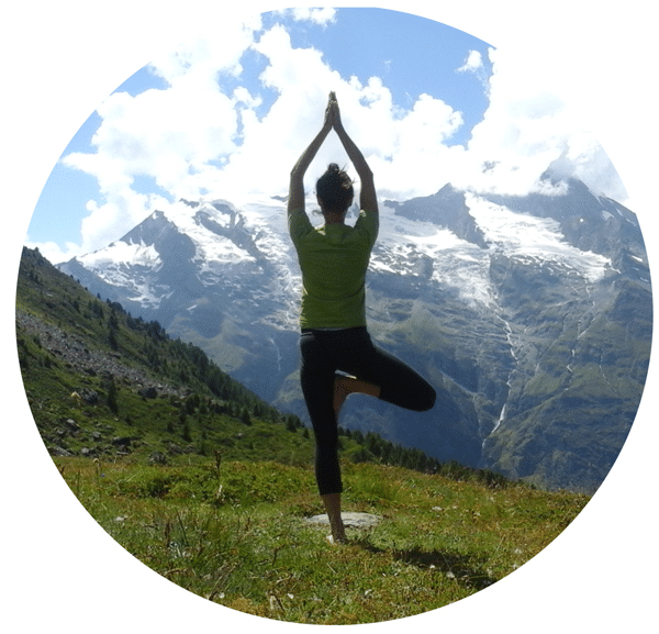 Cours de yoga, posture de l'arbre devant montagne, sur inovallée Grenoble technopole projets innovants et tech